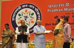 प्रधानमंत्री जन धन योजना: जीरो-बैलेंस खाते कम करने के लिए बैंक ही हर खाते में जमा कर रहे हैं 1 रुपया