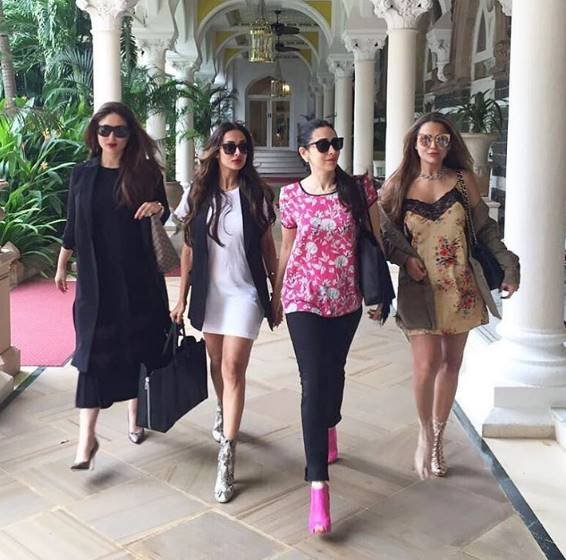 ब्लैक ड्रेस में कमाल की लग रही करीना ने ये तस्वीर बुधवार को शेयर की। इसमें उनके साथ करिश्मा, मलाइका और अमृता अरोड़ा हैं।