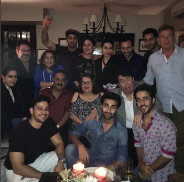 करीना कपूर खान के बर्थडे के मौके को खास बनाने के लिए पूरा कपूर और खान खानदान साथ आया। करिश्मा ने इस फैमिली गेट टुगेदर की कुछ खास तस्वीरें शेयर कीं।