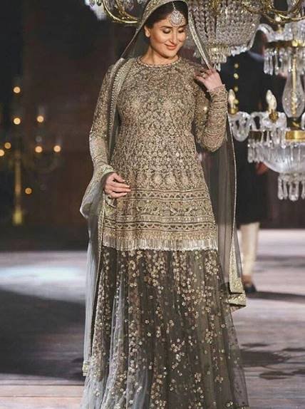 करीना कपूर खान जल्द ही मां बनने वाली हैं। बेगम बेबो का बेबी बंप दिखने लगा है। लेकिन इसे भी वो इतने स्टाइल से कैरी कर रही हैं कि उनकी जितनी तारीफ की जाए कम है। हाल ही में वो लैक्मे फैशन वीक में डिजाइनर सभ्यसाची के लिए रैंप पर उतरी थीं। करीना इस लहंगे में बेहतरीन लग रही थीं। लेकिन केवल ये एक तस्वीर ही नहीं वो अकसर अपनी तस्वीरें इंस्टाग्राम पर शेयर करती रहती हैं। जिनमें वो बेबी बंप के साथ बहुत ही स्टाइलिश और क्लासी लग रही हैं।