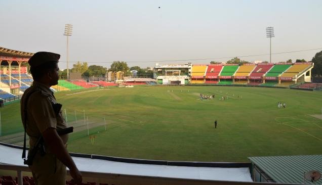 Green Park स्टेडियम में घुसा संदिग्ध व्यक्ति, कड़ी सुरक्षा का दावा करने वाली पुलिस ने साधी चुप्पी Green Park स्टेडियम में घुसा संदिग्ध व्यक्ति, कड़ी सुरक्षा का दावा करने वाली पुलिस ने साधी चुप्पी