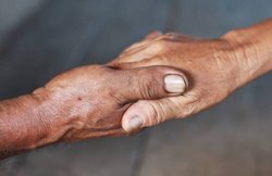 हिंदू-मुस्लिम युवकों ने एक दूसरे की पत्नियों को किडनी डोनेट कर बचाई जान