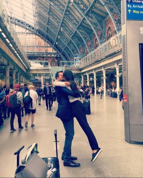 लीसा ने डीनो के साथ कई तस्वीरें पोस्ट कीं।तस्वीर में दोनों एक-दूसरे को किस करते दिखाई दे रहे हैं। उन्होंने लिखा, 'इनसे शादी करने जा रही हूं।'