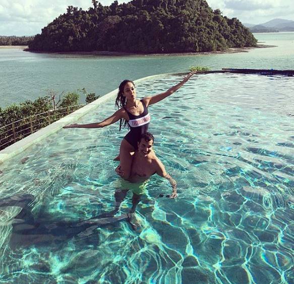 लीजा डीनो के साथ हॉलिडे पर भी गई थीं। उनकी तस्वीरें तब सोशल मीडिया पर खूब वायरल हुई थीं।