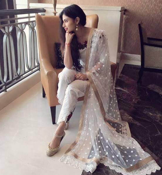 प्रोफेश्नल फ्रंट पर बात करें तो जल्द मौनी के शो नागिन का दूसरा पार्ट शुरू होने वाला है।