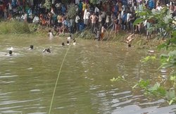 बिहार: मधुबनी जिले में गहरे तालाब में गिरी बस, 50 लोगों के मारे जाने की आशंका