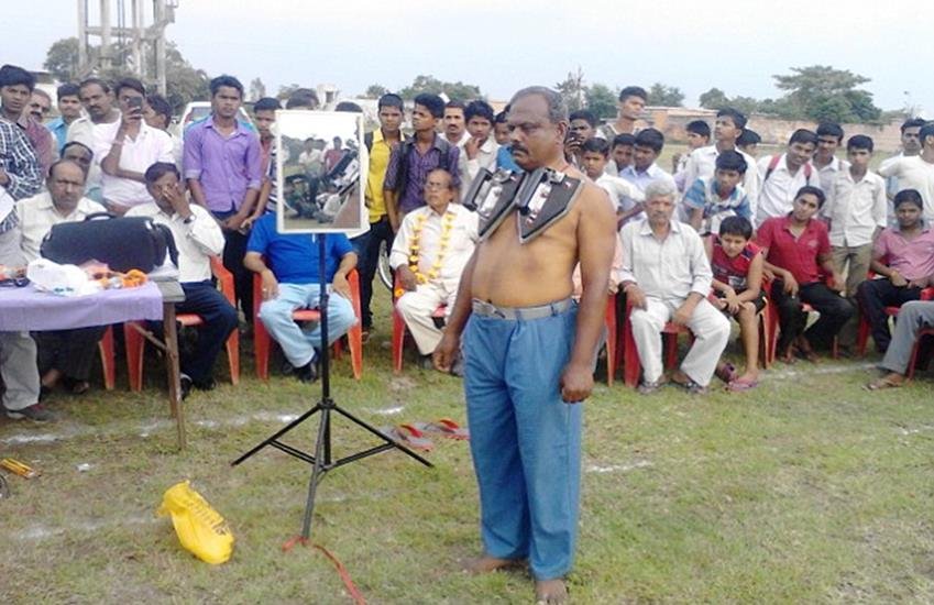 पिछले दिनों उन्होंने 5-5 किलो वजन वाली दो आयरन (प्रेस) अपने शरीर से चिपकाकर और चलकर दिखाया। 