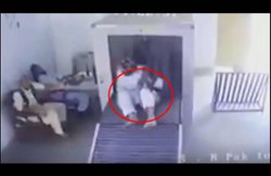 Viral Video: सिक्योरिटी चैकिंग मशीन में बैग डालने की जगह खुद ही बैठ गया यह शख्स