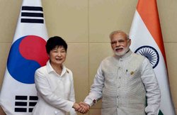 पूर्वी एशिया शिखर सम्मेलन: दक्षिण कोरिया की राष्ट्रपति से मिले नरेंद्र मोदी, आतंकवाद पर रोक और सामुद्रिक सुरक्षा पर चर्चा