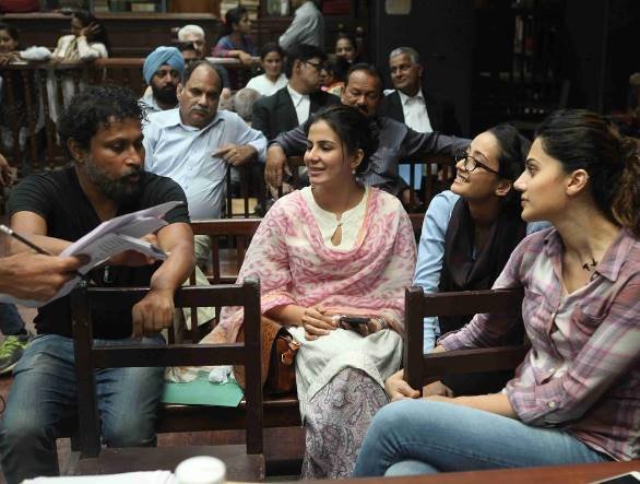 शुजीत ने फिल्म के सेट से ये तस्वीरें अपने सोशल मीडिया पर शेयर कीं।