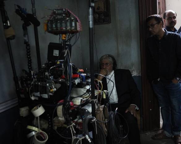 इस फिल्म में अमिताभ बच्चन एक वकील के रोल में नजर आए हैं।