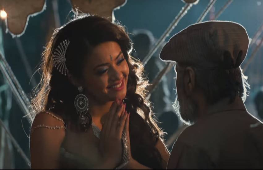 इस गाने में सुरवीन की परफॉर्मेंस बहुत ही एनर्जेटिक है।