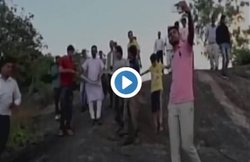 Video: अजगर के साथ सेल्फी लेते वक्त हुआ ऐसा कि देखकर हो जाएंगे हैरान