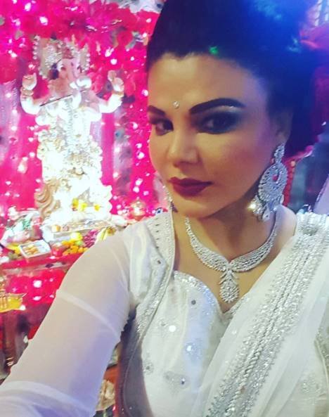 राखी सांवत ने भी बप्पा के साथ सेल्फी लेने का मौका नहीं छोड़ा। उन्होंने भी खूब धूमधाम से बप्पा का स्वागत किया।