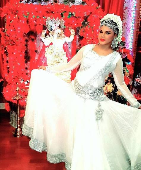 राखी सावंत ने इस साल गणेश चतुर्थी खूब धूमधाम से मनाई। बप्पा के स्वागत में उन्होंने जमकर डांस किया और ढोल भी बजाया।