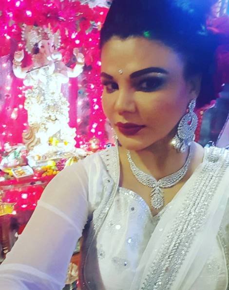 बप्पा के स्वागत के मौके पर राखी ने उनके साथ एक सेल्फी भी ली।