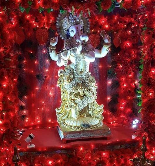 राखी सफेद रंग की गणेश भगवान की प्रतिमा लेकर आई थीं। उन्होंने खुद भी व्हाइट कपड़े पहने थे।