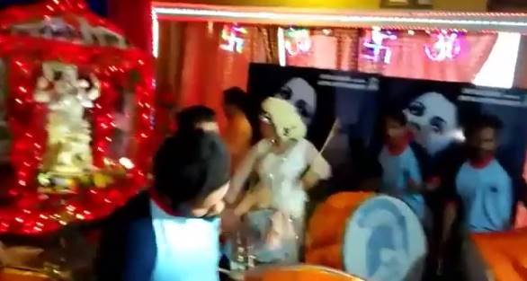 राखी के इस खास अंदाज को कवर करने कई फोटो ग्राफर्स पहुंचे थे। उन्होंने भी जमकर पोज किया और तस्वीरें खिंचवाईं।