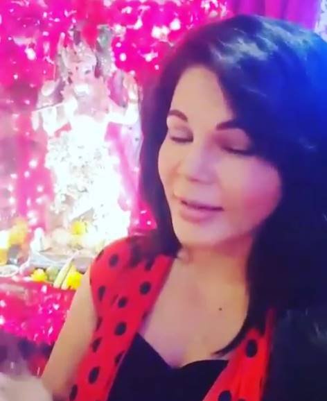 बप्पा की विदाई वाले दिन राखी उनके सामने प्रार्थना की। उन्होंने यह वीडियो इंस्टाग्राम पर शेयर किया है।