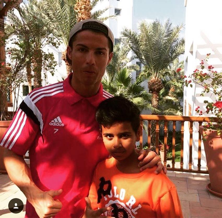 राशिद के पास 70 जोड़ी एयर जॉर्डन के जूते हैं और वह अपने पिता के प्राइवेट जेट में घूमता है। राशिद इंस्टाग्राम पर आरएसबेल्हासा (rsbelhasa) तथा यूट्यूब पर मनी किक्स के नाम से अकाउंट चलाता है। (rashed saif belhasa/Instagram)