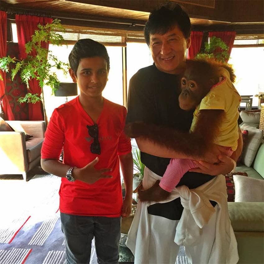 जो भी सेलेब्रिटी दुबई आते हैं राशिद उनसे जरूर मिलता है। राशिद अब तक सलमान खान, शाहरुख खान, जैकी चैन, मेसी, रफ्तार, रोनाल्डो जैसे दिग्गज सेलिब्रिटीज से मिल चुका है। वह जब भी किसी सेलेब्रिटी से मिलता है, उनके साथ फोटो क्लिक कराता है। (rashed saif belhasa/Instagram)