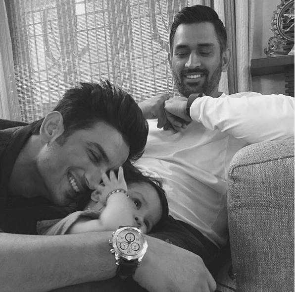 हालही में कुछ सेलिब्रिटीज की तस्वीरों ने खूब सुर्खियां बटोरीं। इनमें क्रिकेट स्टार धोनी की बेटी के साथ सुशांत की ये तस्वीर उनके फैन्स को काफी पसंद आई।