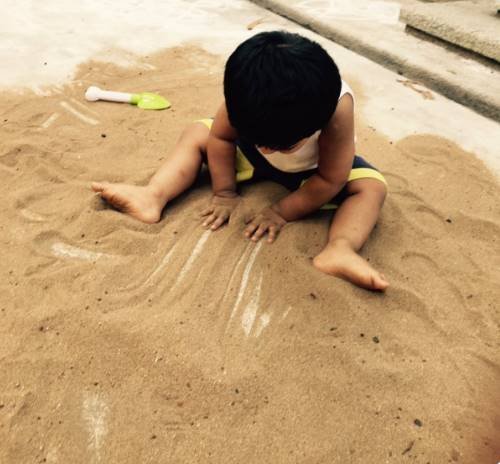 सौंदर्या ने इंडस्ट्रियलिस्ट राजकुमार राव से 2010 में शादी की थी। हाल ही में तलाक की खबरों पर उन्होंने कहा था कि वो अपने पति से तलाक ले रही हैं।