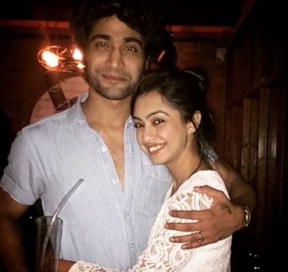 एबिगेल ने टेलीविजन चैनल 'लाइफ ओके' पर प्रसारित होने वाले धारावाहिक 'नागार्जुन-एक योद्धा' से पांच दिनों की छुट्टी ली है। वह इस धारावाहिक में टीना का किरदार निभा रही हैं।