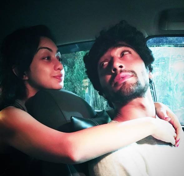 एबिगेल ने अपने एक बयान में कहा, "सनम इस शो के साथ काफी बिजी हैं और मैं भी अपने धारावाहिक में व्यस्त थी। हम दोनों को छुट्टियों की और एक-दूसरे के साथ समय बिताने की जरूरत थी।"