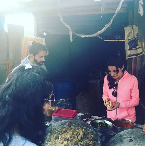 इस तस्वीर में सना वड़ा पाव बना रही है। अपनी यादों में से खास इस तस्वीर को सना ने इंस्टाग्राम पर शेयर किया।