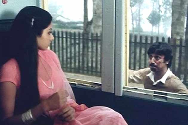 सदमा फिल्म का ये सीन जब कमल हासन श्रीदेवी को याद दिलाने कि कोशिश करते हैं कि वो कौन हैं, वाकई देखने वालों की आंखों में आंसू ला देते हैं।