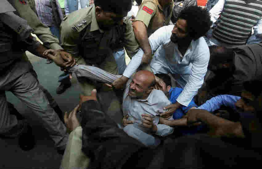 श्रीनगर में प्रदर्शन के दौरान निर्दलीय विधायक शेख अब्दुल राशिद को हिरासत में लेने की कोशिश करती हुई जम्मू-कश्मीर पुलिस। (AP Photo/Mukhtar Khan/26 Sep, 2016) 