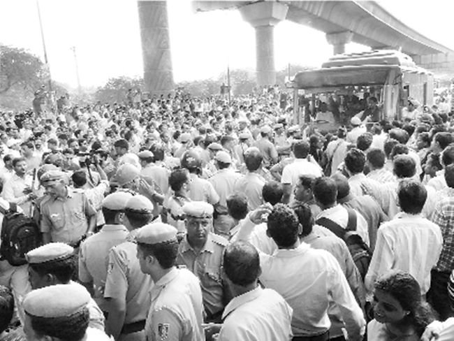  सरकार की तरफ से उनकी मांगों का पूरा करने का लिखित आश्वासन नहीं दिया जाता तब तक सरकारी स्कूलों में परीक्षा का बहिष्कार जारी रहेगा। 