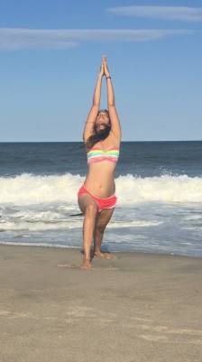 विद्या योग करने में एक्सपर्ट हैं। वह योग सिखाती भी हैं। बीच पर भी वह योग करते दिखीं।