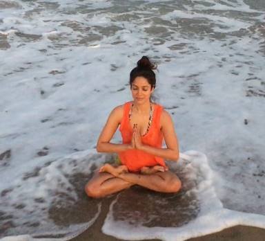 उनकी इस तस्वीर में आप देख ही सकते हैं कि घर हो या बाहर विद्या योग करना कभी नहीं भूलतीं।