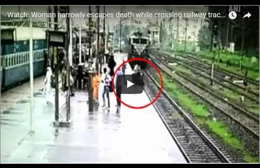 यह पूरी घटना स्टेशन के सीसीटीवी में कैद हो गई थी। (Photo: ANI Video)