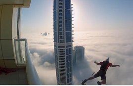 बादलों के बीच हैरतअंगेज स्टंट, शख्स ने 200 मीटर ऊंची गगनचुंबी इमारत से लगाई छलांग, दुबई में हौसले की छलांग, बादलों के बीच छलांग,