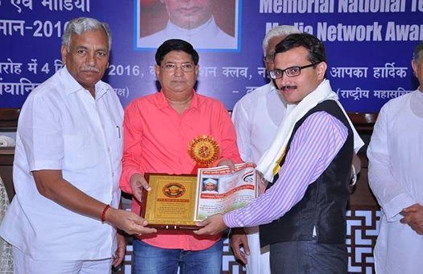 अभिषेक मेहरोत्रा को सम्मानित करते दिल्ली विधानसभा के स्पीकर राम निवास गोयल। 