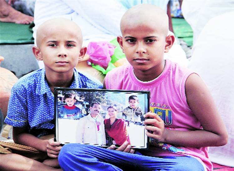 शहीद हवलदार रवि पाल सालोतरा के दोनों बेटे सांबा में।