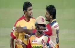 टी20 मैच में भिड़े खिलाड़ी, बॉलर ने बल्‍लेबाज को दिया धक्‍का तो अश्विन ने खोया आपा, दिखाया बल्‍ला