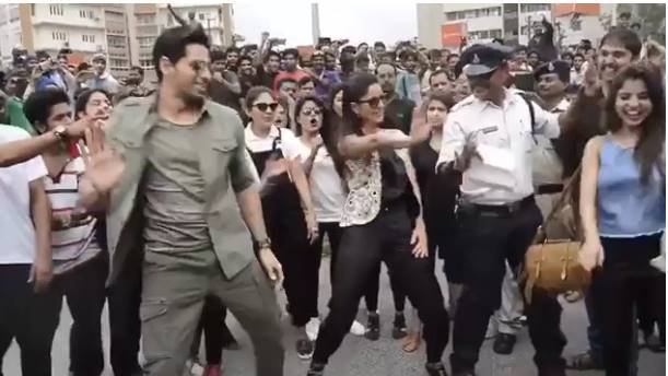 Katrina Kaif, Sidharth Malhotra, Kala Chashma, Katrina Kaif kala Chashma, Katrina Kaif Sidharth Malhotra, Katrina Kaif Baar baar Dekho, Sidharth Malhotra Kala Chashma, Entertainment, Traffice police, katrina dance with traffic police