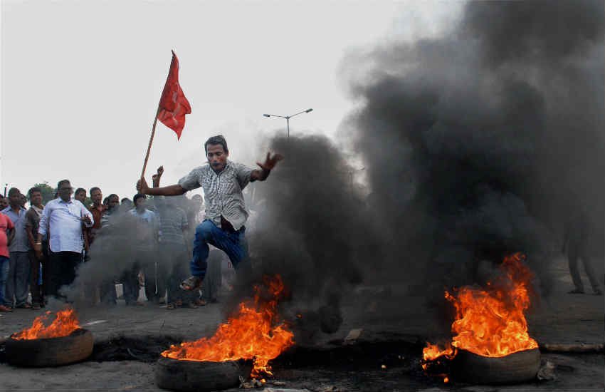 bharat bandh, bharat bandh 2016, bharat bandh 2 september, bharat bandh news, bharat bandh 2 september 2016, trade union strike 2016, trade union strike in india, trade union strike, psu banks strike, public sector banks, september 2 strike, trade union, central trade union, india strike, nationwide strike, bharat bandh strike, union strike, sbi, mamta banerjee, India News