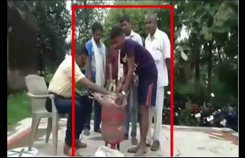 सिलेंडर से देशी शराब के 145 पाऊच निकले।