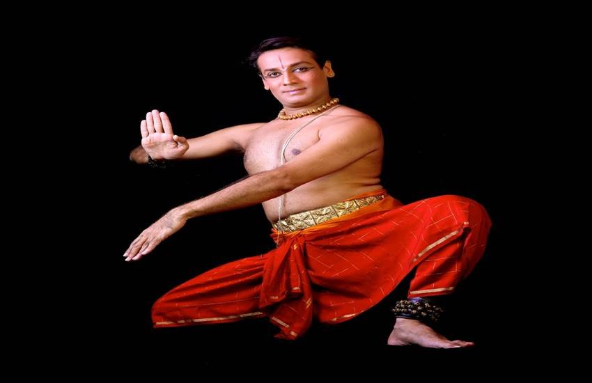 पार्वती के भाव पेश करते भरतनाट्यम नर्तक सत्यनारायण राजू।