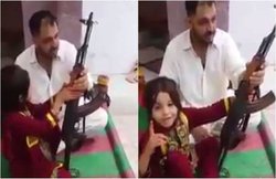 वीडियो: AK-47 चलाकर यह बच्ची दे रही नरेंद्र मोदी को धमकी