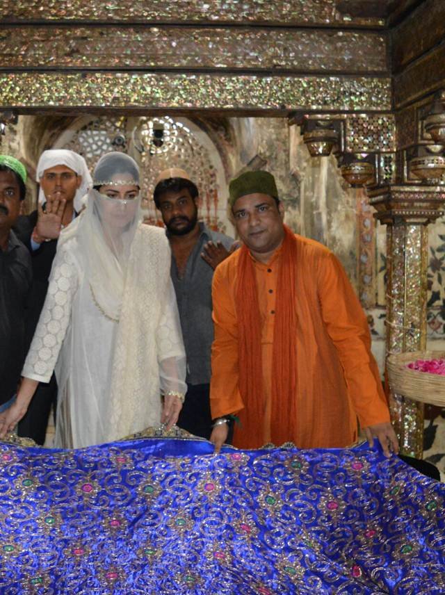 katrina kaif hazrat chisti dargah, katrina kaif fatehpur sikri, baar baar dekho, katrina kaif fatehpur sikri dargah