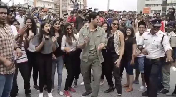 Katrina Kaif, Sidharth Malhotra, Kala Chashma, Katrina Kaif kala Chashma, Katrina Kaif Sidharth Malhotra, Katrina Kaif Baar baar Dekho, Sidharth Malhotra Kala Chashma, Entertainment, Traffice police, katrina dance with traffic police