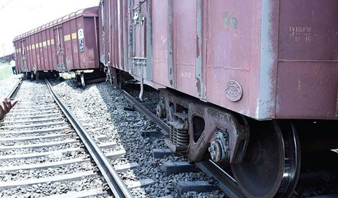 पटरी से उतरे मालगाड़ी के 9 डिब्बे पटरी से उतरे, कैंसिल हुई 10 ट्रेन