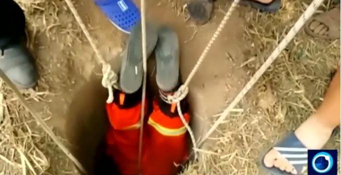 VIDEO: चीन में अनूठा रेस्क्यू, बचावकर्मी ने उल्टे सिर 200 फीट गहरे कुएं में जाकर बच्चे को निकाला