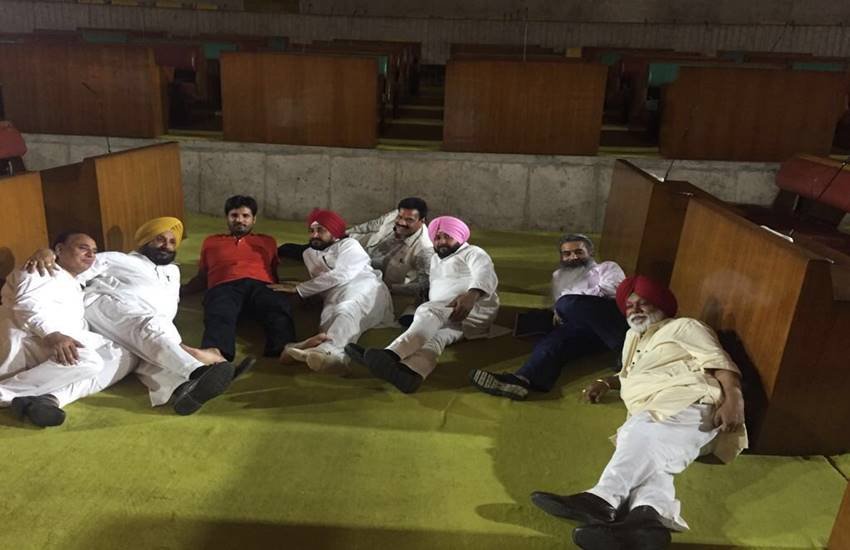 Congress, Congress protest in Punjab Assembly, Power Supply, Parkash Singh Badal, Amrinder Singh, no confidence motion, punjab Congress, Congress protest in Punjab Assembly, Power Supply, Parkash Singh Badal, Amrinder Singh, no confidence motion, punjab